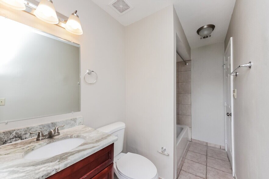 Building Photo - 212 Great Yarmouth Ct