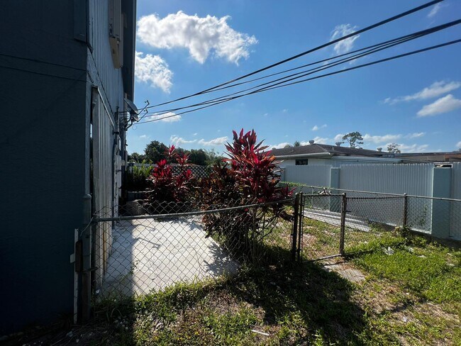 Building Photo - 2067 Laura Ln