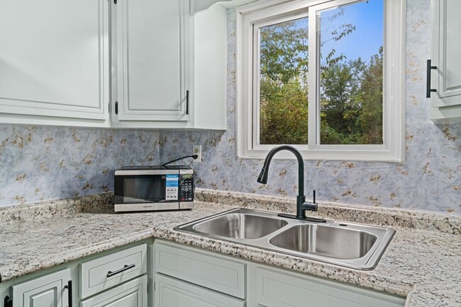 Building Photo - Gorgeous 3 bedroom home in Clairton availa...