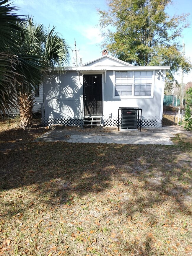 Building Photo - 3/1 Single Family Home Available now! 32204