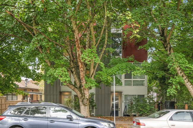 Building Photo - 2319A Franklin Ave E