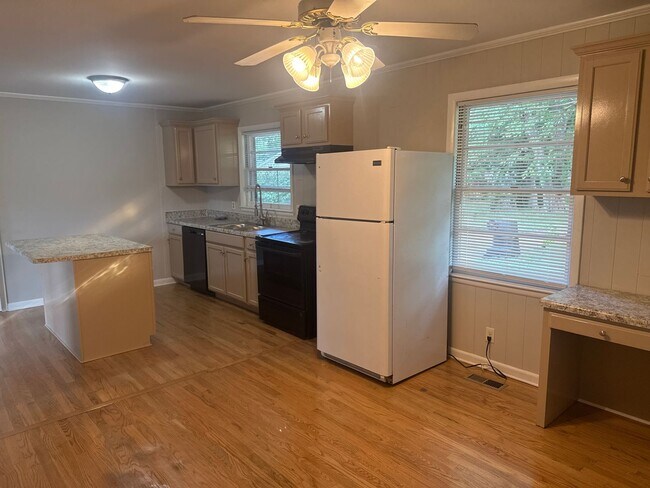 Building Photo - 2BD/1 BA