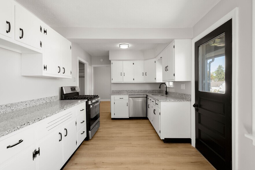 Primary Photo - 1121 Margray St