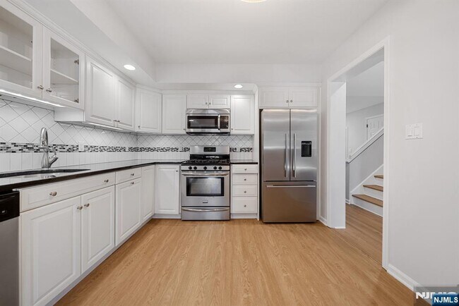 Building Photo - 12 Sandburg Ct