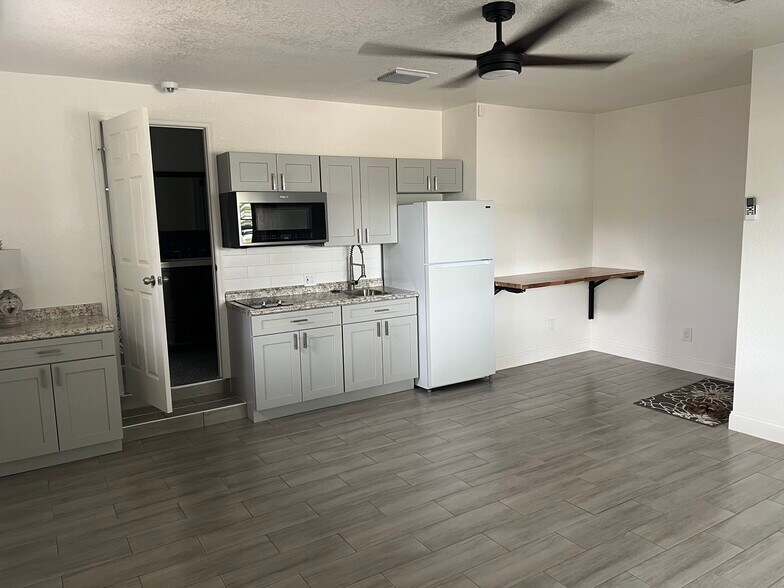 Building Photo - 1809 Barksdale Dr