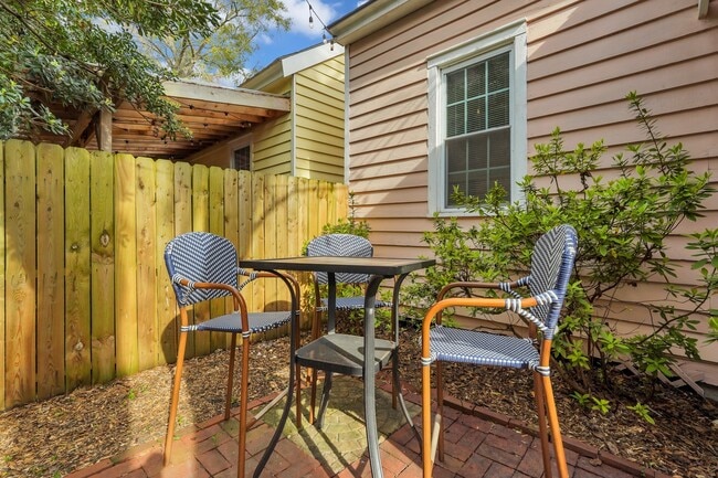 Building Photo - 307 W Waldburg Ln