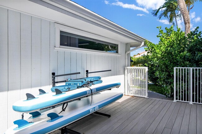 Building Photo - 17026 Bay St