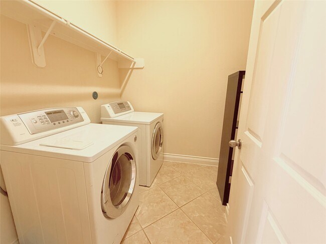 Building Photo - 22015 Rustic Canyon Ln