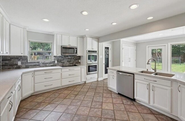 Building Photo - 1385 Fenwick Cir