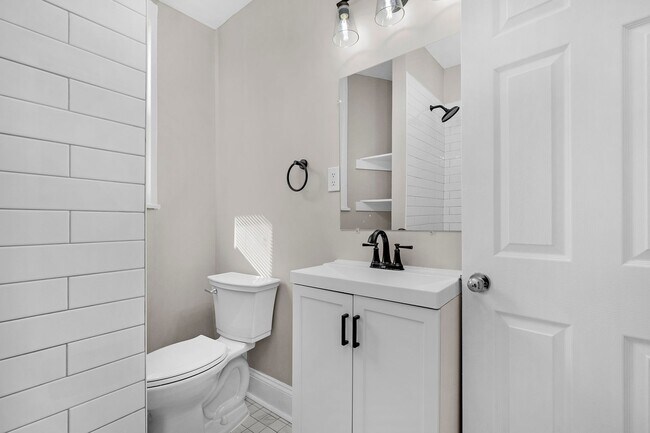 Building Photo - Charming 3-Bedroom with High Ceilings & Modern Updates