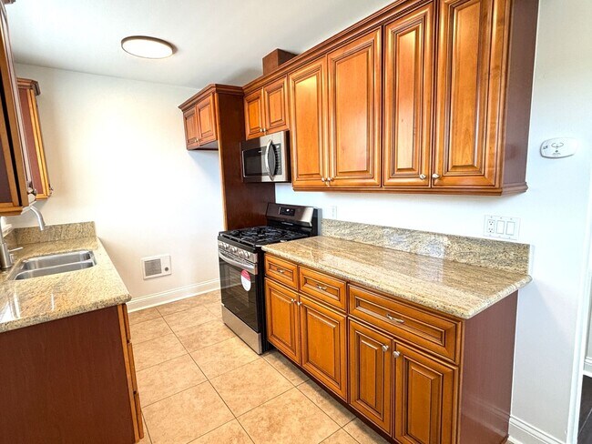 Building Photo - Adorable Beach-Close 2 Bedroom Bungalow in...
