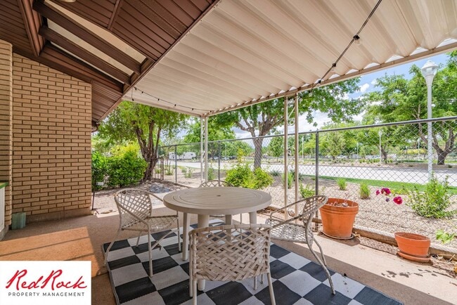 Building Photo - 3 Bedroom End Unit Home in Downtown St. George