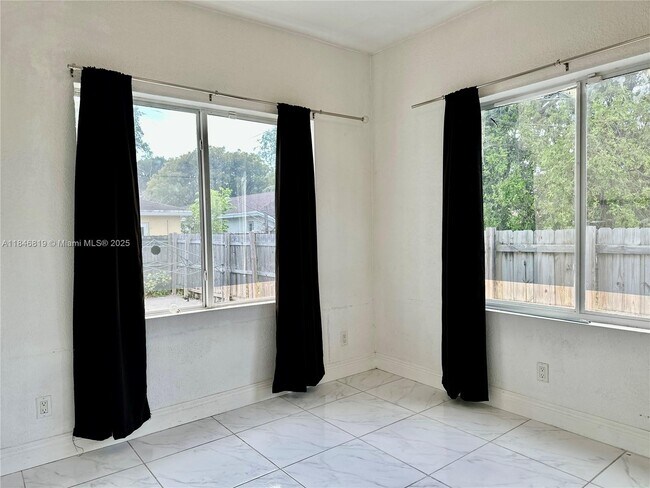 Building Photo - 1284 NW 39th St