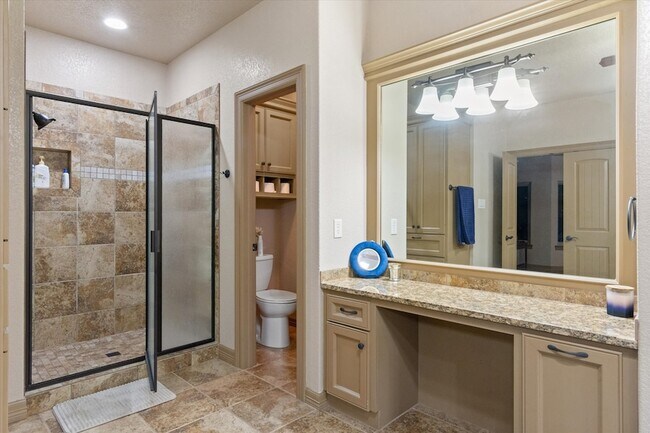 Building Photo - 785 Lake Forest