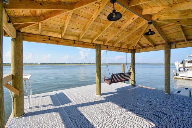 Building Photo - Seasonal Rental: Total Relaxation with Sou...