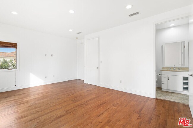 Building Photo - 4510 Tyrone Ave