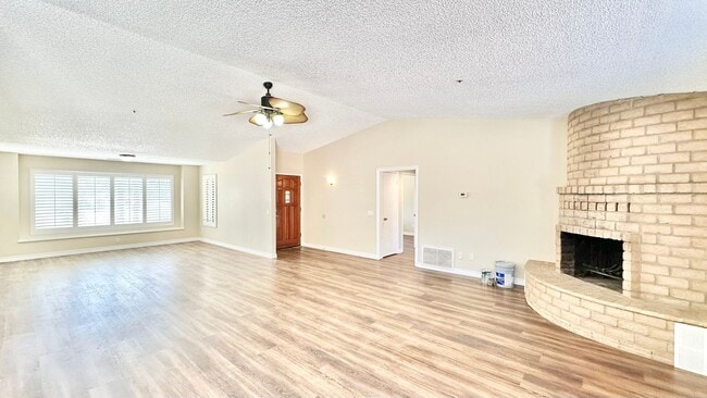 Building Photo - Wonderful Single Story Ranch Style Home on Sprawling Country Property in Vista!