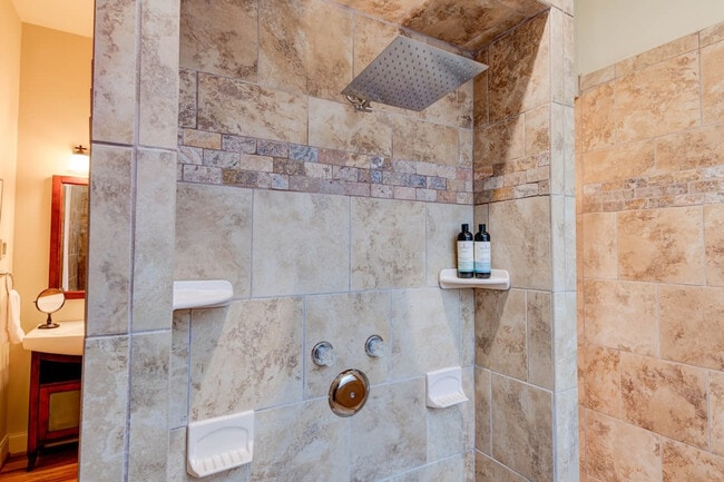 Building Photo - 376 Grandview Dr