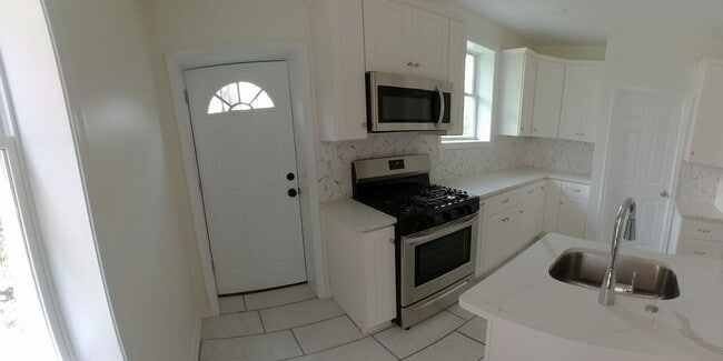 Building Photo - 4 Bedroom 3.5 Bath Home