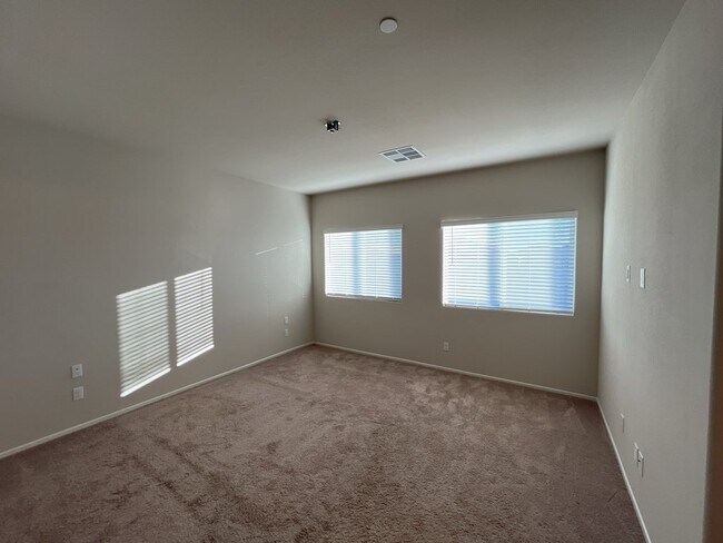 Building Photo - **SHORT TERM LEASE ONLY**  Beautiful 3 bedroom 3 bathroom townhome.