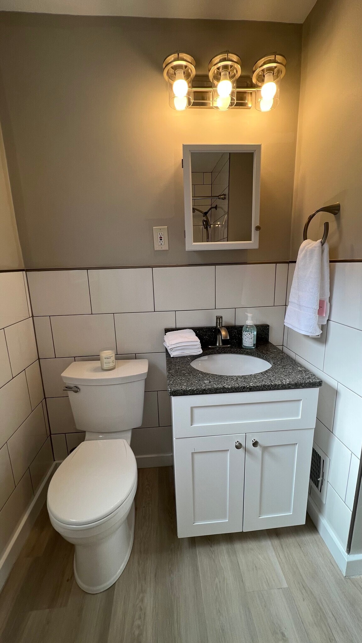 bathroom - 4835 Hull St