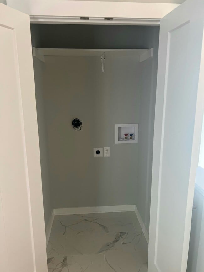 Building Photo - 2024 Columbia Ave