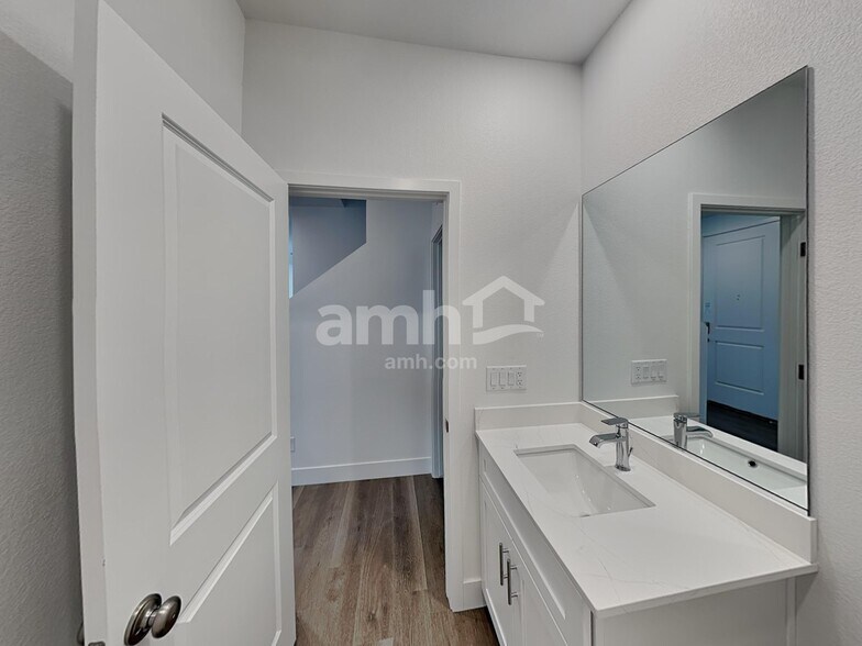 Building Photo - 5879 Vaes Dothrak St