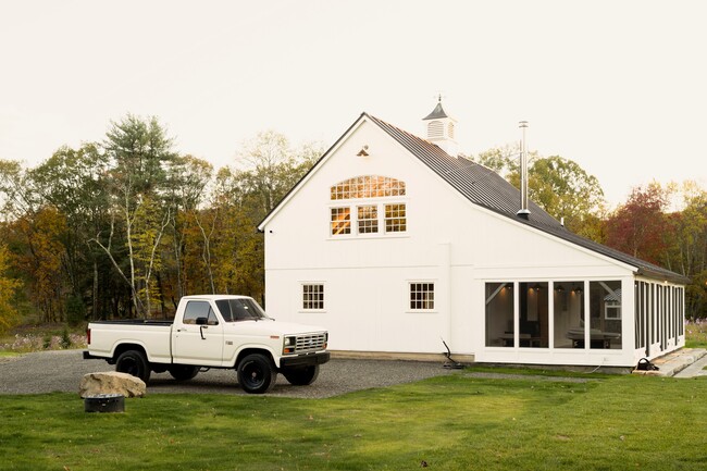 Building Photo - 40 Hellbrook Ln