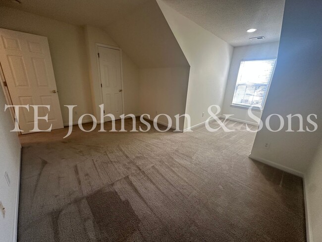 Building Photo - Spacious 3 Bedroom with Main Level Primary Suite