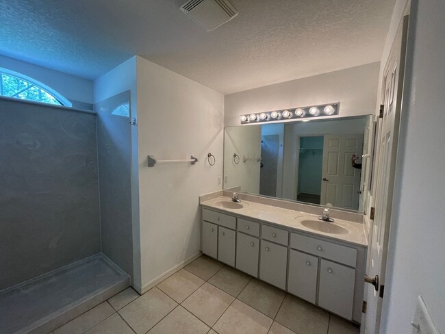 Building Photo - 3 Bedroom 2 bath 2 Car Garage situated on a large Corner Lot in SW Ocala