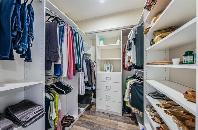 Building Photo - 4900 Brittany Dr S