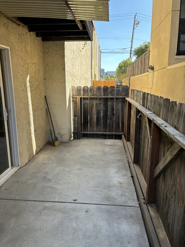 Building Photo - "Newly Remodeled Charming 2-Bed Oasis in t...