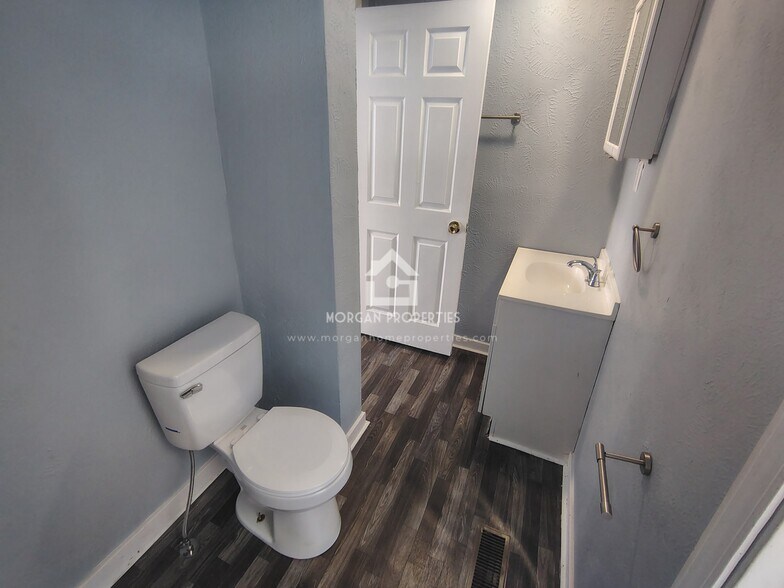 Building Photo - 1001 W 1st St