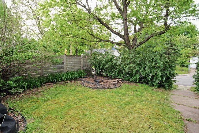 Building Photo - Beautiful 3-Bed 1.5-Bath Home Available Now in St. Paul!