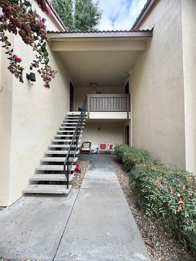 Building Photo - 1 Bed/1 Bath in Gated Community Condo