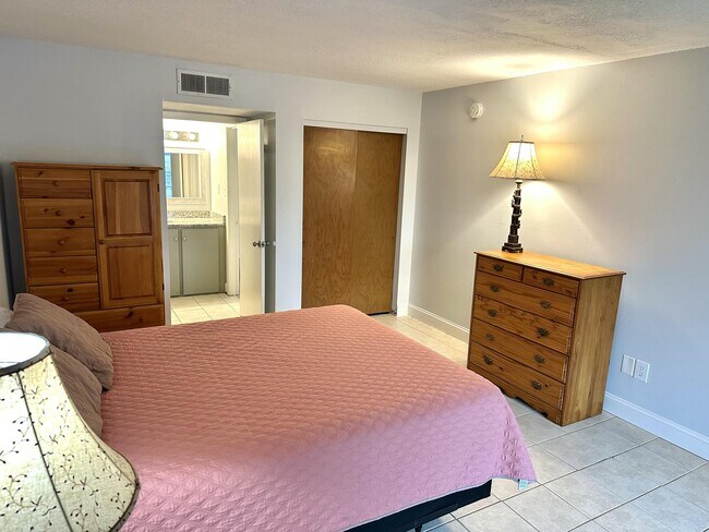 Building Photo - 210 Pelham Rd