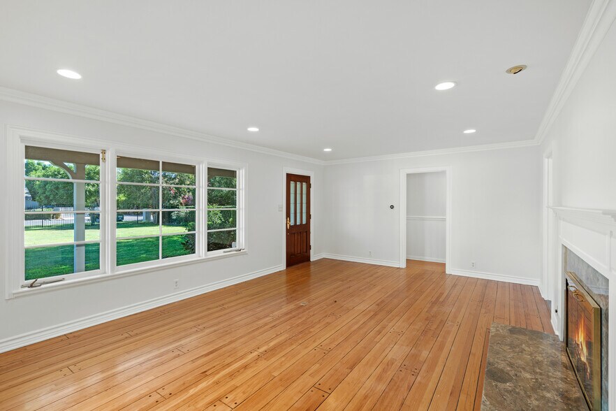 Building Photo - 8757 Encino Ave
