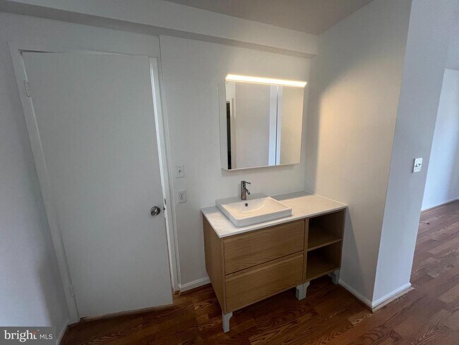 Building Photo - 1600 N Oak St