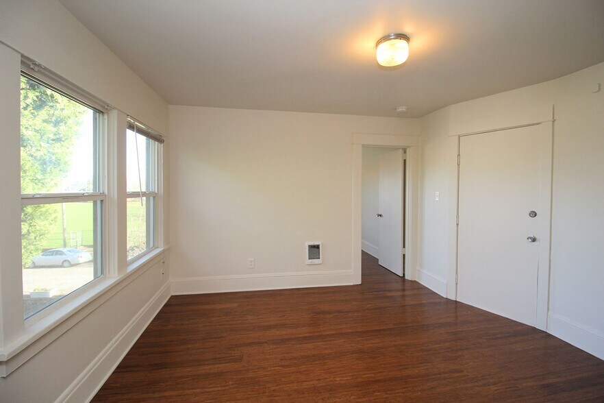 Building Photo - 5005-5007-5007 N Kerby Ave