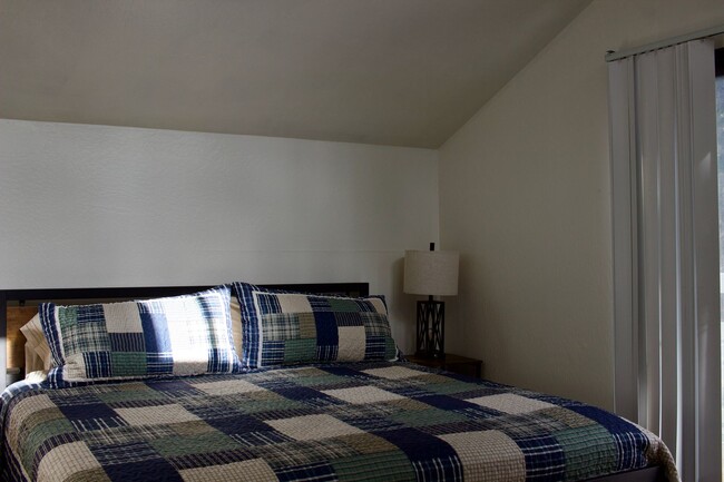 Building Photo - Charming 2 Bedroom, 1 Bath Private Single-...