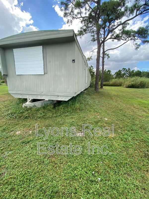 Building Photo - 8086 Heck Dr