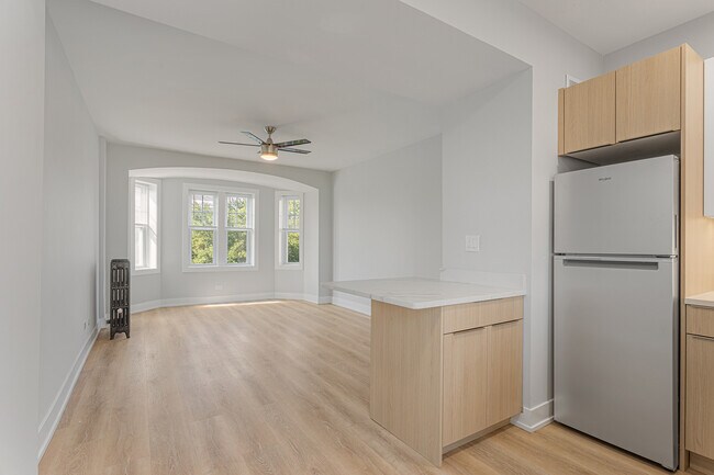 Building Photo - 1608 W Sherwin Ave