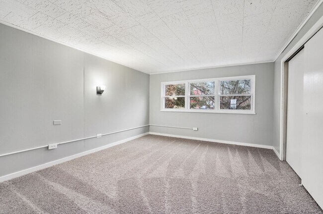 Building Photo - 230 N Balph Ave