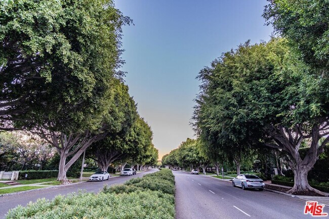 Building Photo - 619 N Rodeo Dr