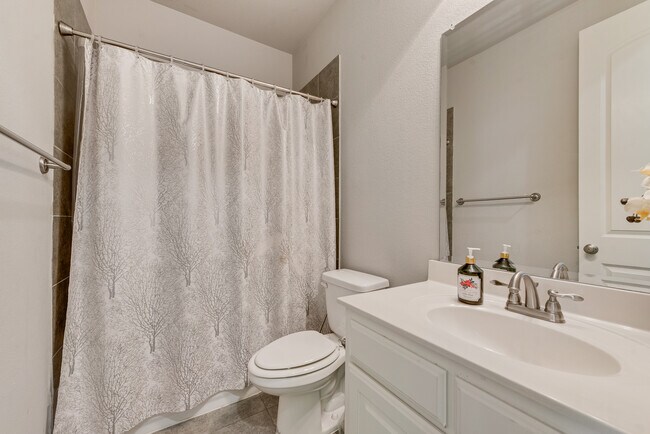 Building Photo - 4037 Hawthorne Dr