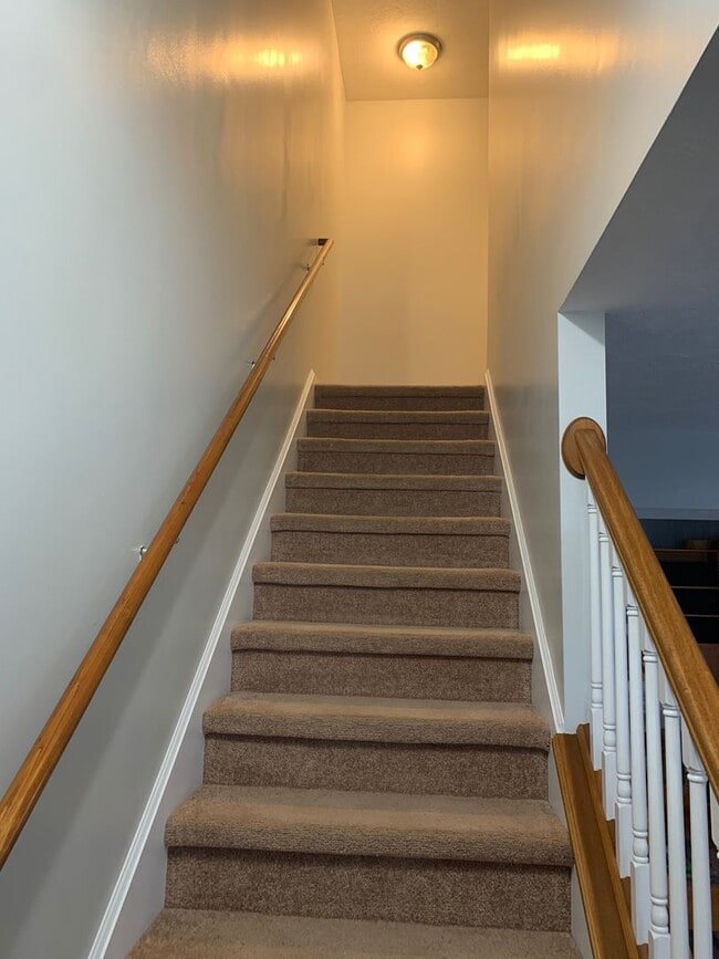 Building Photo - Gorgeous 2 Story, 3 bd/2.5 ba Townhome With Ample Space