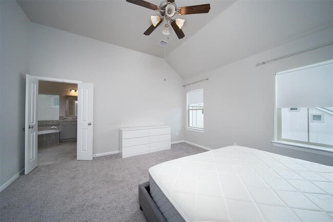 Building Photo - 2011 Royal Landing Dr