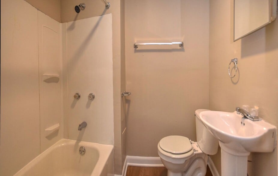 Building Photo - Newly Remodeled 3BR/1.5BA Townhome - Bates Hendricks
