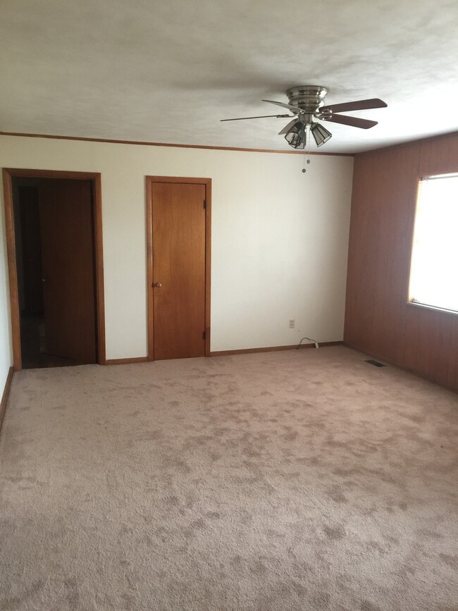 Building Photo - Newly updated No Pet 3 bedroom 2 bath bric...