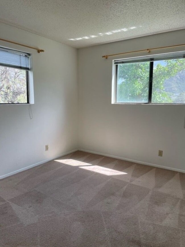 Building Photo - 2 Bedroom 2 Bath Condo with Deck and Firep...